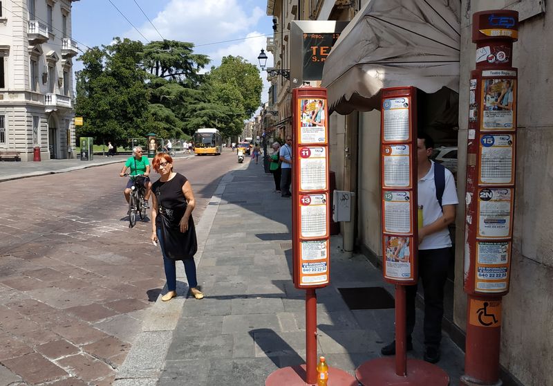 Trojitý oznaèník na vytížené zastávce v autobusové ulici, která spojuje hlavní nádraží s historickým centrem a kudy projíždí vìtšina linek zdejší MHD.