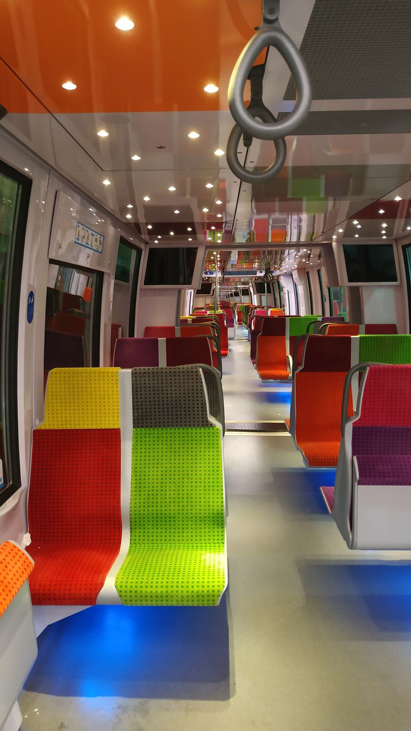 Pøíjemnì barevný interiér plnì prùchozích jednotek Francilien od Bombardieru. Potkáte je na pøímìstských vlakových linkách oznaèených písmeny, které vyjíždìjí z Gare du Nord, Gare d´Est a Gare St. Lazare.