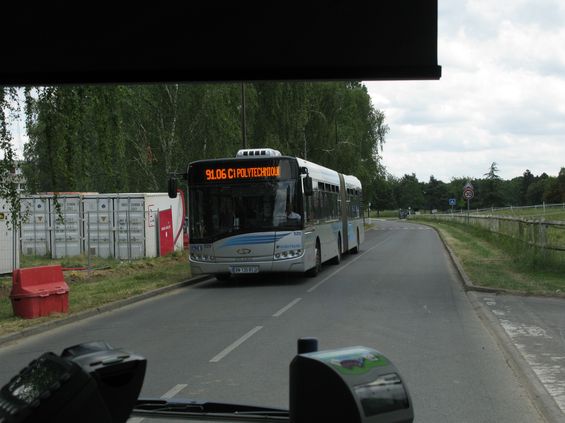 Nejintenzivnìjší provoz na koridoru TCSP je v jeho východní èásti. Linka 91-06 tu již jezdí v pomìrnì krátkém intervalu a na èásti spojù jezdí tyto nové kloubové Solarisy. Rychlé autobusy tu slouží zejména pro obsluhu místního vìdecko-výzkumného parku a studentského kampusu a navazují na linky RER B a C ve stanici Massy Palaiseau.