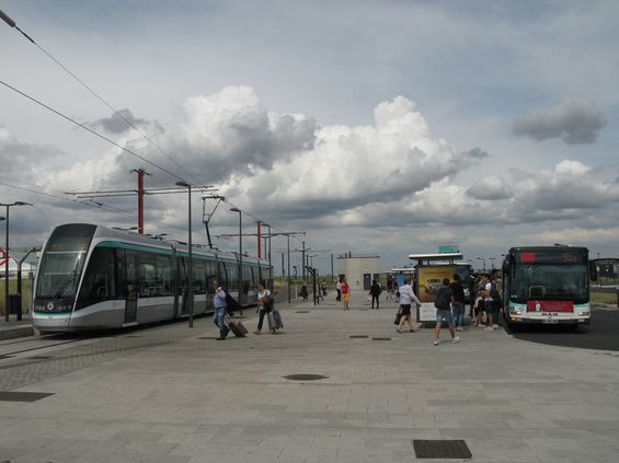Pøestupní zastávka mezi tramvají a autobusy kousek od letištì Orly na koneèné stanici Porte de´l Essonne tramvajové linky T7. Již brzy by mìla tramvaj nahradit další èást tìchto návazných linek díky jejímu prodloužení dál na východ.
