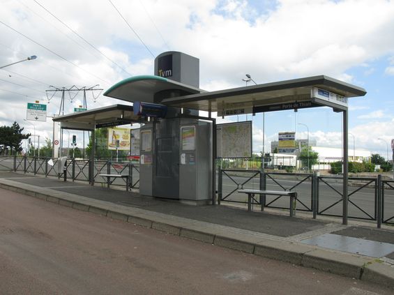 Mnohem výraznìjším a úspìšnìjším autobusovým projektem je linka TVM (Trans-Val-de-Marne). Ta vede o nìco blíže Paøíži než koridor TCSP a funguje již od roku 1993. Linka byla od té doby nìkolikrát prodlužována a posilována. Zastávky jsou vybaveny tímto jednotným a výrazným mobiliáøem. V naprosté vìtšinì trasy jsou autobusy vedeny v samostatném koridoru.