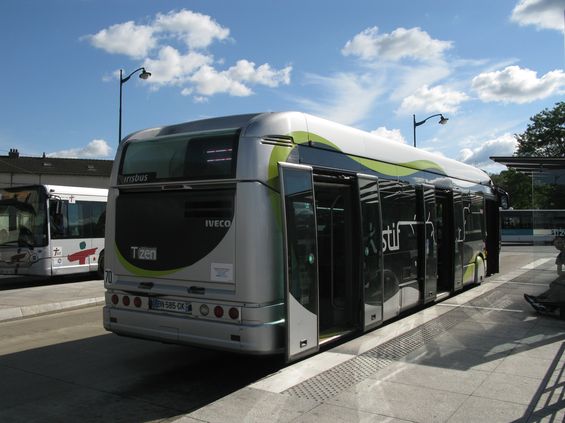 První linka nejnovìjšího konceptu rychlých autobusových linek T-Zen spojuje dvì vìtve zelené linky RER D v nejvzdálenìjším pátém tarifním pásmu v jižní èásti regionu. Od roku 2011 jezdí tyto autobusy Iveco Crealis na 15 km dlouhé trase se 12 zastávkami.