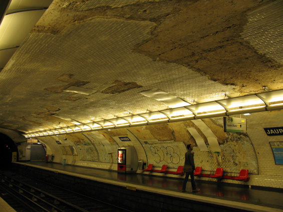 Mnoho stanic paøížského metra potøebuje opravu jako sùl. Tato nepøíliš využívaná stanice na nepøíliš využívané lince 7bis zøejmì není mezi prioritami v jinak rozsáhlém modernizaèním programu RATP.