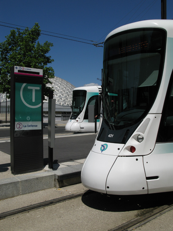 Delfíni na koneèné Porte de Versailles, kam byla linka T2 prodloužena v listopadu roku 2009. Zde se také dotýká tramvajové linky T3.