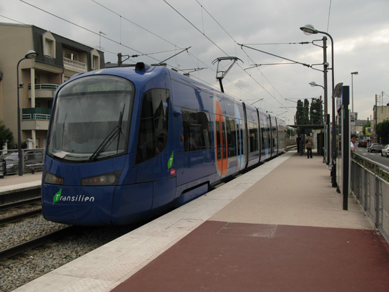 Linku T4 provozují francouzské dráhy SNCF. Je to vlastnì taková vlakotramvaj, využívající bývalou železnièní tra� a spojující nádraží Aulnay-sous-Bois a Bondy. Linka už mnoho spoleèného s Paøíží nemá - leží v tarifním pásmu 3 a 4.