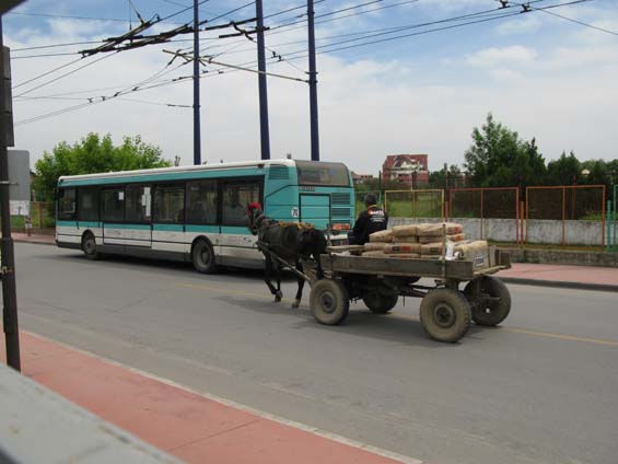 Zatímco trolejbusy jsou v Pazardžiku nové, autobusy na mìstských linkách pocházejí z druhé ruky, napøíklad tento vùz Renault je pùvodem z Paøíže.