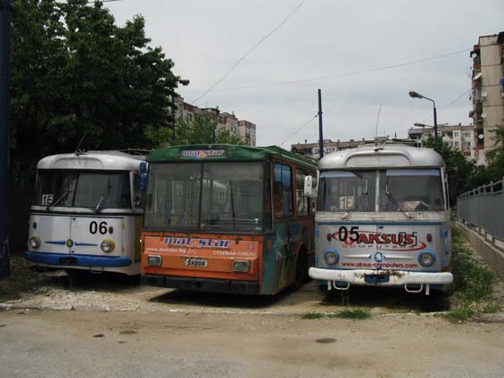 Na dvoøe trolejbusové vozovny jsou odstavené i pùvodnì zlínské trolejbusy Škoda 9Tr a 14Tr, které ještì pøed dodávkou nových trolejbsusù z Ukrajiny jezdily v bìžném provozu.