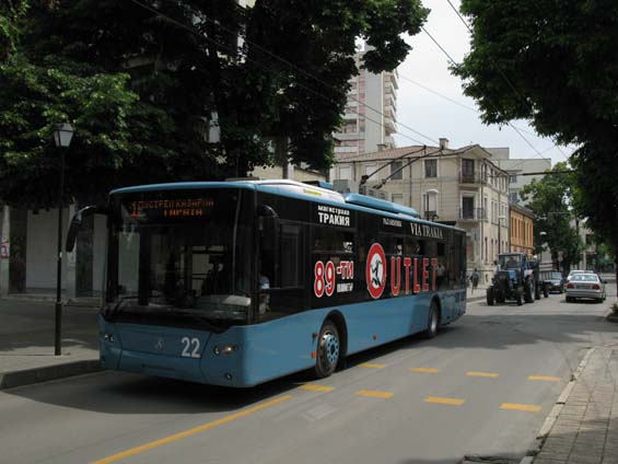 Jeden z osmi nových ukrajinskýh trolejbusù LAZ v malebném a udržovaném historickém centru mìsta. Ve špièkách tudy jezdí trolejbus každých 10 minut.