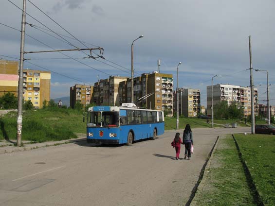 Ale zpátky k mìstské dopravì. Kromì linky 20 zajiš�ují trolejbusy také provoz na lince 10, která spojuje Hlavní nádraží se sídlištìm "Teva" na kopci severnì od hlavní východozápadní osy osídlení. Zde je koneèná této linky.