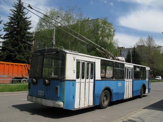 Trolejbus ZIU, kterých má zdejší Dopravní podnik ještì zhruba 10 (bohužel ani zástupci dopravce nám nebyli schopni øíci pøesný poèet provozních vozidel). Pùvodní nátìr je tento modrobílý.