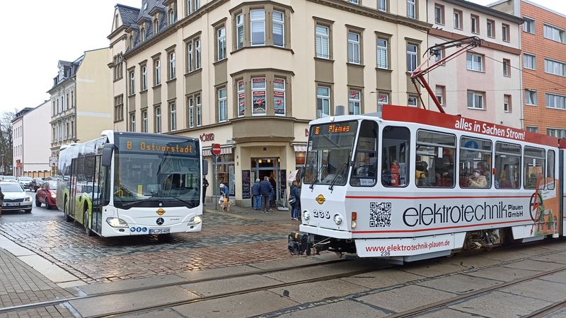 Setkání tramvaje a jednoho z mála mìstských autobusù v zastávce Am Albertplatz. Ty jezdí na linkách A a B v intervalu 20 minut ve všední dny a 60 minut o víkendech. V této zastávce se obì linky potkávají.