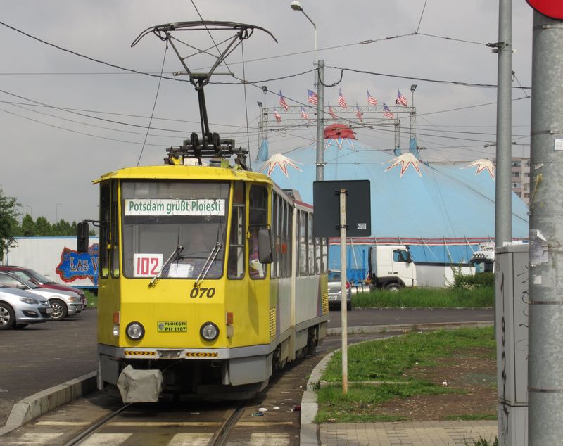 První darovaná tramvaj KT4D z nìmecké Postupimi na koneèné linky 102 u západního nádraží. Celkem jich tu jezdí 37 a dodávány sem byly od oku 1996. Tyto dvouèlánkové vozy postupnì nahradily pùvodní rumunské tramvaje Timis a V3A.