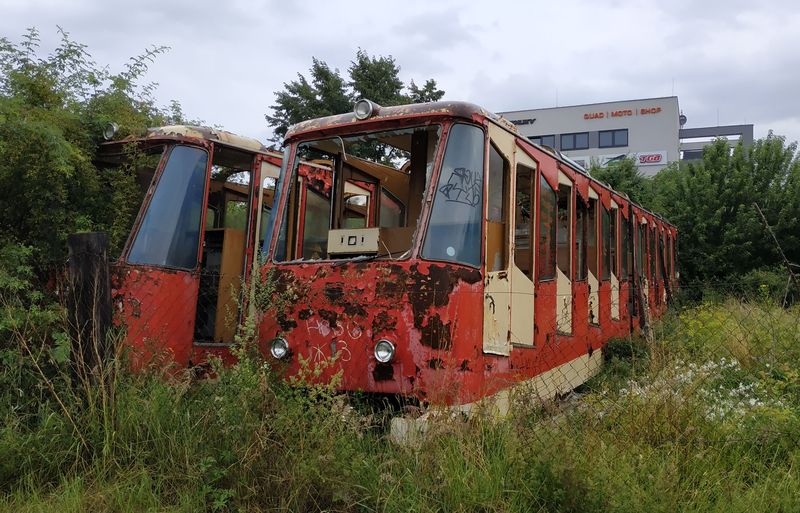 Poblíž depa Tatranských elektrických železnic leží v kopøivách oba italské vozy pozemní lanovky na Hrebienok z roku 1970, které dojezdily v roce 2007.