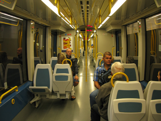 Interiér vozidla Eurotram, kam se vejde až 80 sedících cestujících. Podobné tramvaje jezdí také ve Štrasburku. Vozidlo je plnì nízkopodlažní a má zvláštní široké jednokøídlé dveøe, jejichž otvírání a zavírání trvá až pøíliš dlouho.