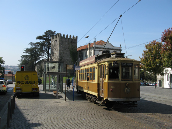 Koneèná stanice linky 22 "Batalha". Pøímo zde je pøestup na pozemní a èásteènì i pozdemní lanovku dolù k øece Douro, k úpatí mostu Ludvíka I. Poblíž je také místní pøímìstské autobusové nádraží