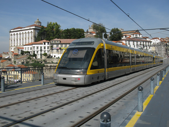 Portské metro, jak se øíká zdejším tramvajím, projíždí po malebném mostì Ludvíka I. pøes široké koryto øeky Douro.