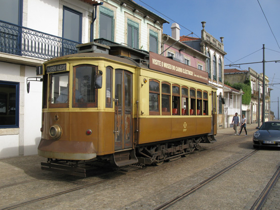 Zatímco linky 18 a 22 se pohybují v historickém centru Porta. ležícím na kopci, linka 1 vede podél øeky Douro západním smìrem až do ètvrti Passeio Alegre, kde ústí øeka Douro do rozbouøeného oceánu.