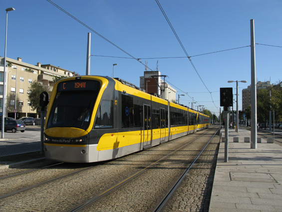Kromì Eurotramvají jezdí v Portu i tyto nové dálkové tramvaje ADtranz, urèené hlavnì pro linku B a její rychlíkovou kolegyni Bx. Tyto tramvaje umí jezdit rychlostí až 100 km/h.