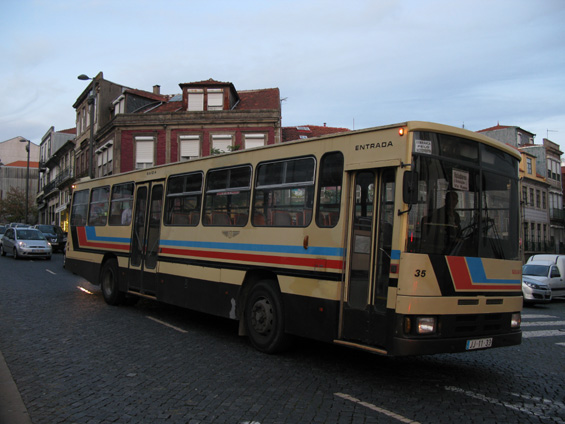 A ještì jeden pradávný mezimìstský autobus v potemnìlých ulièkách mìstského centra.