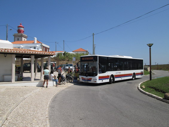 Cabo da Roca - nejzápadnìjší místo evropského kontinentu. Turisty sem vozí autobus 403 od koneèných stanic Sintra nebo Cascais dvou pøímìstských vlakových linek z Lisabonu.