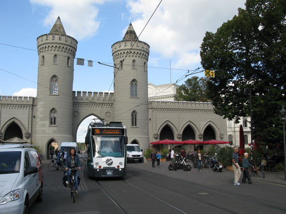 Mìstskou branou uzavírající to nejstarší historické centrum projíždí po kolejové splítce tramvajové linky 92 a 96. Nedaleko je i zdejší velkolepá radnice.