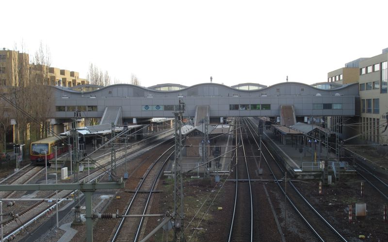 Kolejištì postupimského nádraží pøemos�uje nový nadchod, který je zároveò prošpikován službami a obchody pro cestující.