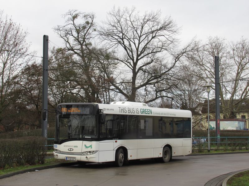 Midibus Solaris na návazné lince vyèkává pøíjezdu tramvaje 92 na koneènou Kirschalle. Pøestup hrana-hrana je zde samozøejmostí.