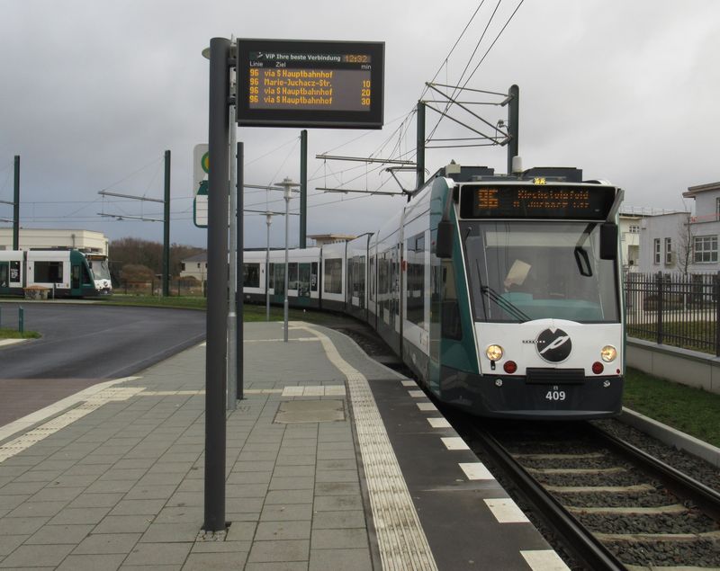 Jedna z osmi prodloužených tramvají Combino na nové severní koneèné linky 96 Campus Jungfernsee. Tramvaje sem byly prodlouženy o dvì zastávky v prosinci 2017. Èást nového úseku je jednokolejná.