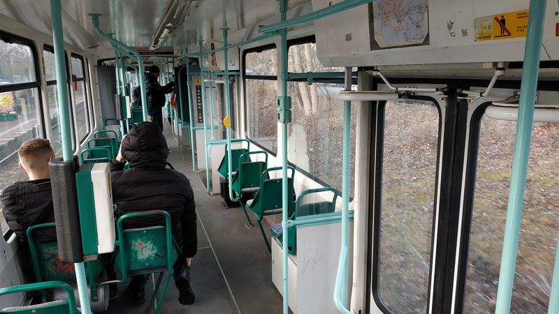Interiér tramvaje KT4D s typickými skoøepinovými sedadly. Kvùli vysokopodlažnosti jsou tyto vozy nasazovány pouze na vybraná poøadí doplòkových linek v pracovní dny.