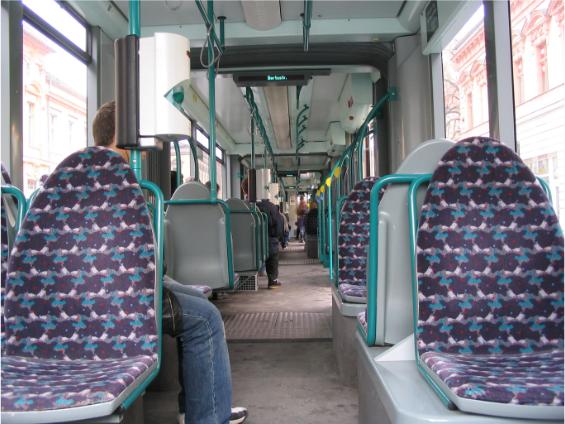 interiér stoprocentnì nízkopodlažní tramvaje Siemens