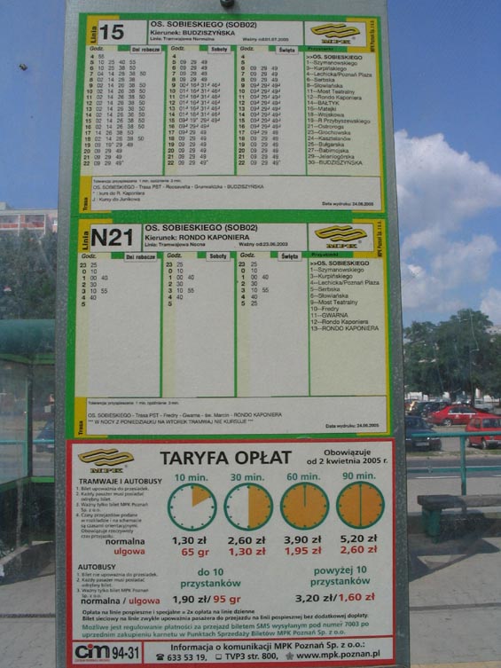 Souèástí každé zastávky jsou informace o tarifu. Proti nepøízni poèasí jsou papírové jízdní øády chránìny prùhledným lakem.