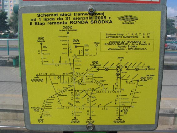 Na tramvajových zastávkách visely v létì užiteèné plánky výlukového linkového vedení.