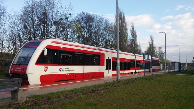 Tato moderní motorová èásteènì nízkopodlažní jednotka regionálního dopravce Koleje Wielkopolske zajiš�uje regionální dopravu na vlacích vjíždìjících severnì od Poznanì. Jízdenku zakoupíte u prùvodèího ve vlaku.