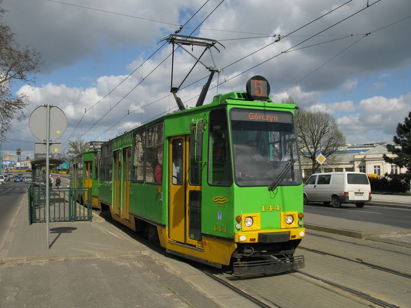 Pìtka s pùvodním, ale již modernizovaným Konstalem z roku 1978. Tyto legendární polské vozy jsou stále nejpoèetnìjším typem tramvají v Poznani. Nechybí ani pro Poznaò tolik typický informaèní systém na èelech vozidel.