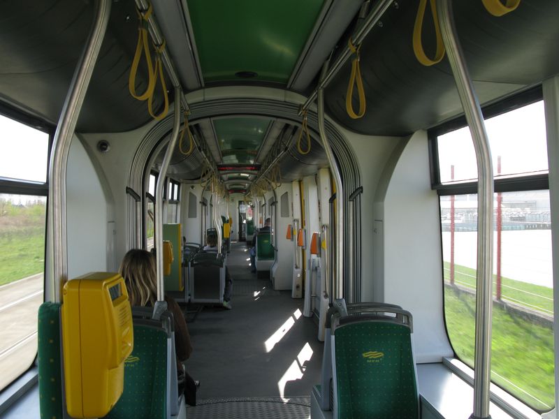 Interiér plnì nízkopodlažní tramvaje Solaris Tramino. I když má neotoèné podvozky, svezení je pøíjemné.