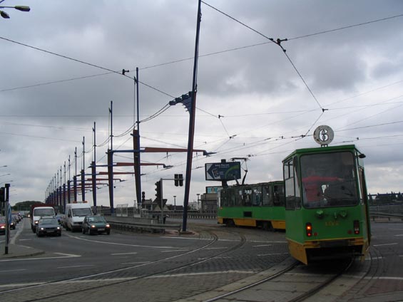 Konstal vjíždí na nový most nad hlavním nádražím. Èíslo linky je dobøe viditelné i zdálky.