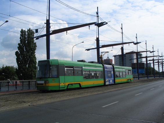 Èeská tramvaj RT6 N1 v Poznani dokonce jezdí. Zde pøejíždí pohledný nový most pøes hlavní nádraží.
