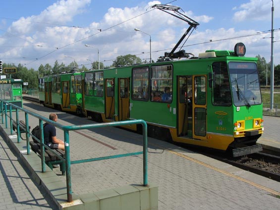 Modernizovaný Konstal 105N na koneèné stanici zdejší tramvajové rychlodráhy.