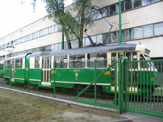 Vzornì rekonstruovaná již "historická" tramvaj Konstal 102N, která ještì v mnoha polských mìstech bìžnì jezdí v normálním provozu.