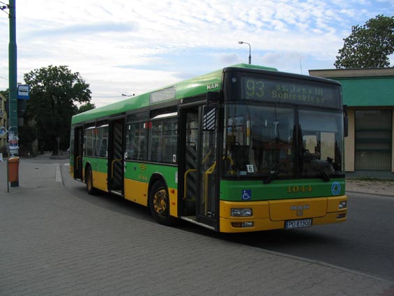 Nejrozšíøenìjší typ autobusu v Poznani - nízkopodlažní MAN.