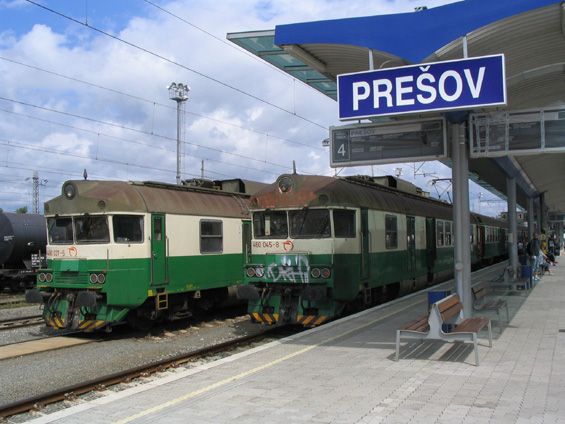 Zelené elektrické jednotky vozí cestující v pravidelném taktu mezi Prešovem a Košicemi. Prešovské nádraží se díky probíhající rekonstrukci omlazuje.