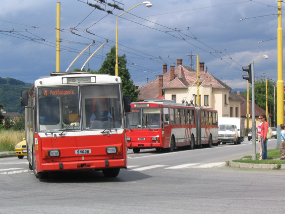 Linky 4 a 38 jedou v tìsném závìsu po trati mezi centrem mìsta a sídlišti na východì.