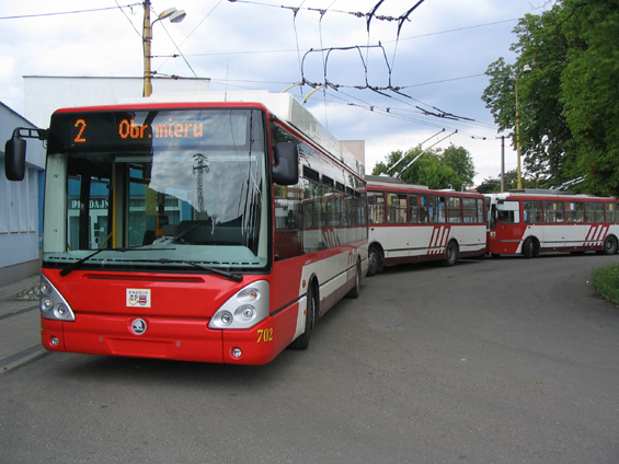 Linka 2/5 i s nízkopodlažním zástupcem trolejbusové dopravy 21. století ve smyèce Budovateåská.