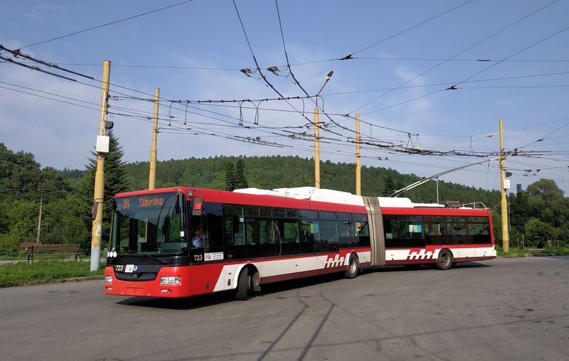 Linka 38 v podání kloubového trolejbusu Škoda 31Tr na koneèné Sídlisko III. Kloubových trolejbusù jezdí v Prešovì 30 na linkách 4, 8, 38 a standardních 14 na linkách 1, 2, 5 a 7.