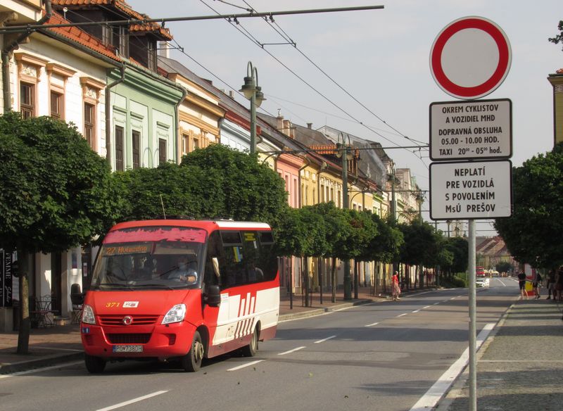 Prùjezd Hlavní tøídou v centru Prešova je vyhrazen jen pro MHD a místní obsluhu. Souèástí MHD jsou i minibusové linky, pro které je urèeno 8 vozù Iveco Rošero, které byly poøízeny v letech 2008-14. Jeden z nich už byl v prùbìhu roku 2021 vyøazen.