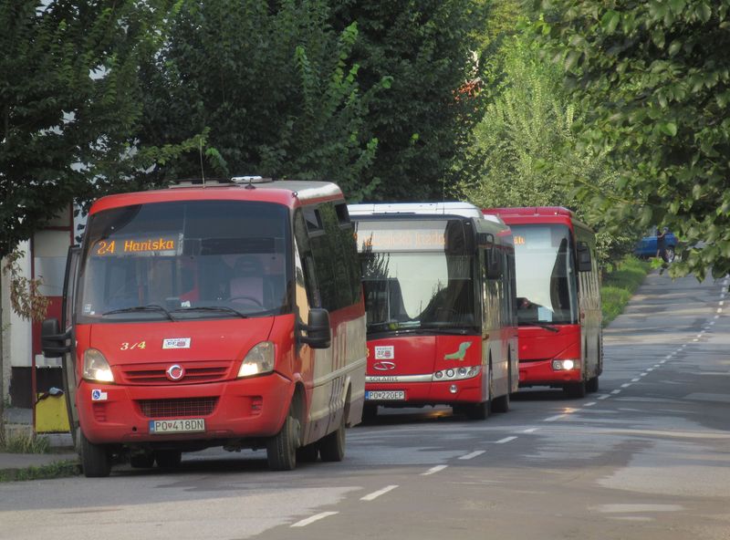 Neobvyklou pestrost vozového parku autobusù v Prešovì dokládá tento snímek z koneèné Kapitána Nálepku v centru mìsta, kde je ukonèeno velké množství autobusových linek obsluhujících také okolní obce.