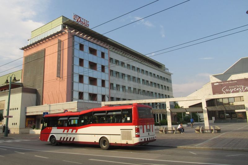 Na hlavní tøídì je také zastávka Divadlo Jonáša Záborského u hotelu Dukla. V Prešovì je zastoupena i délková kategorie 10,5 metrù pomocí hrbatých SORù z let 2008-9. Všechny døíve jezdily u bratislavského DP. Naposledy pøibyly k pùvodním 7 bratislavským ojetinám další 2 v roce 2020. Jeden z nich už ale v prùbìhu roku 2021 dojezdil.