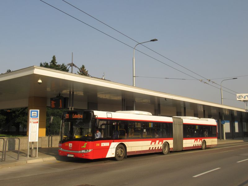 Ze 33 autobusových linek jsou 4 páteøní, oznaèené ve schématech barevnì. Jednou z takových linek je è. 28 spojující ètvrti Delòa a Lubotice, kam trolejbusy nejezdí. Mezi kloubovými autobusy jsou i 3 Solarisy z let 2015-6.