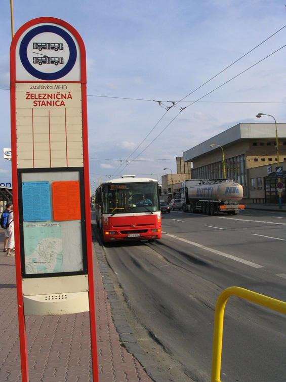 Vyjeté koleje od tìžkých trolejbusù v zastávce Železnièná stanica.