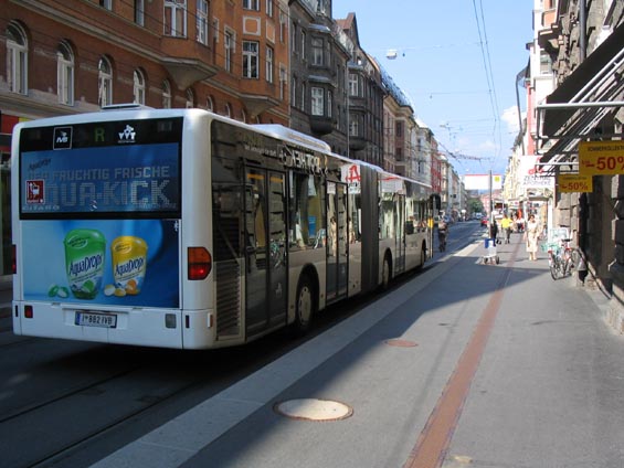 Innsbruck, hlavní mìsto Tyrolska provozuje tramvaje a autobusy. Po trolejbusech tu bohužel zùstalo jen trolejové vedení. Trolejbusy z Innsbrucku však ještì mùžete vidìt jezdit tøeba v rumunském Brašovì.